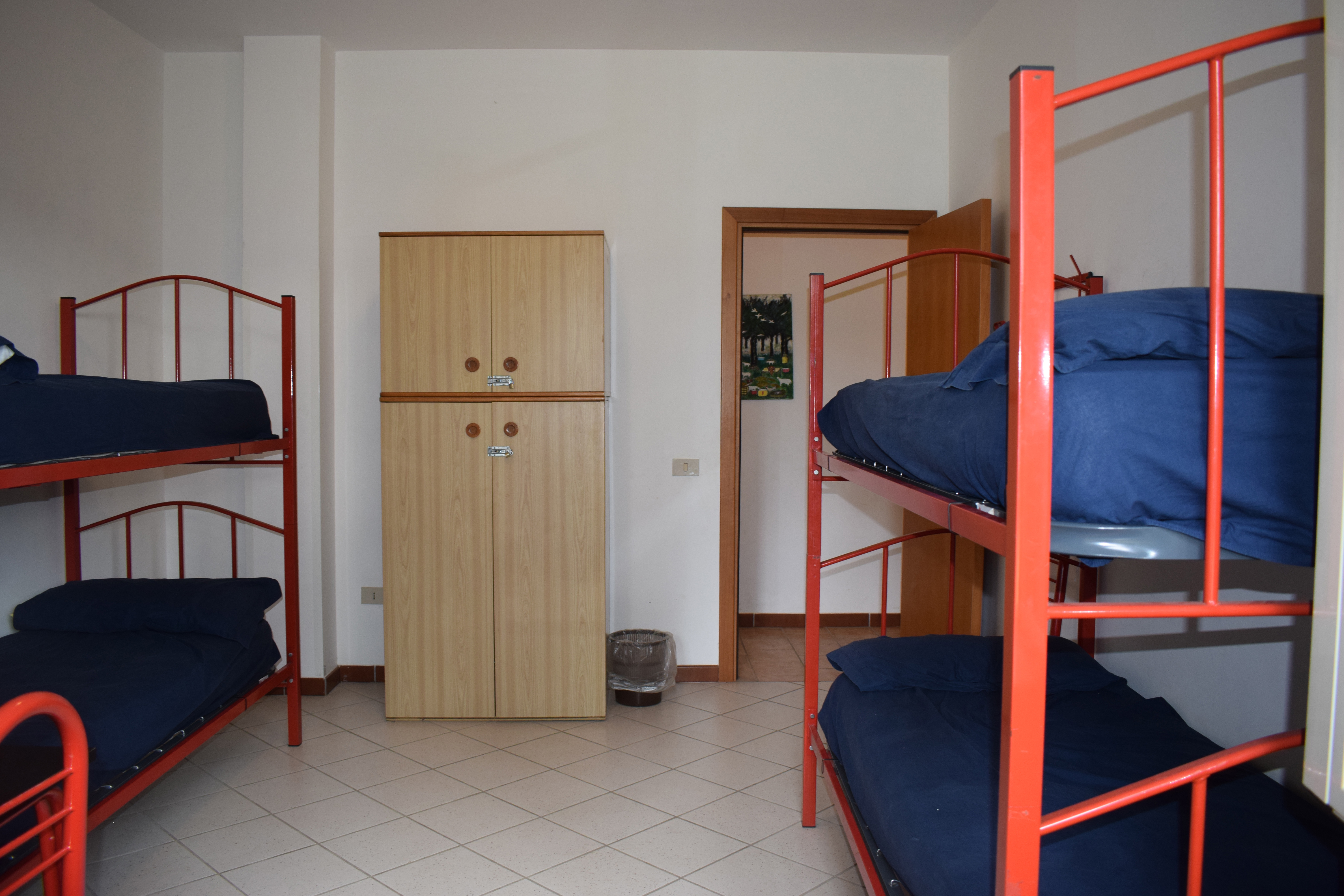 camera da letto con armadio e quattro letti a castello