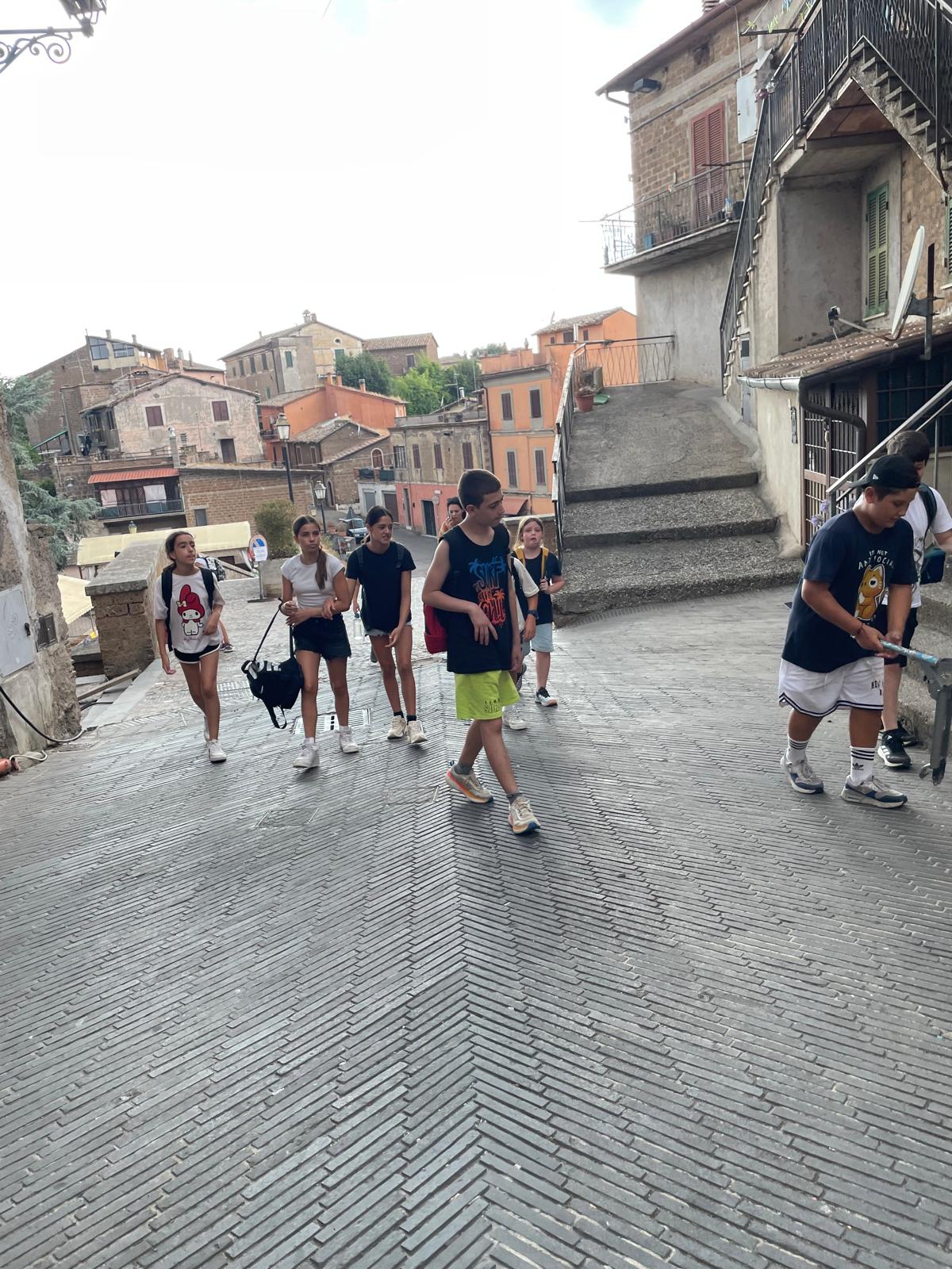 ragazzi esplorano i borghi vicino a corchiano