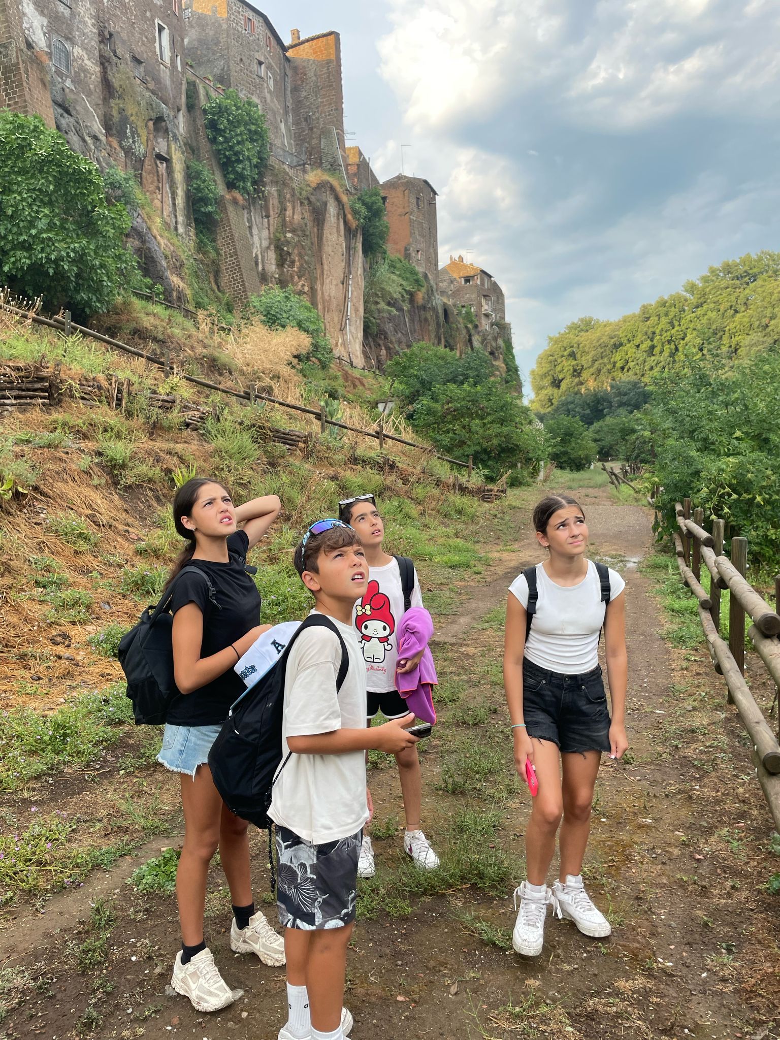 ragazzi in escursione guardano verso il cielo
