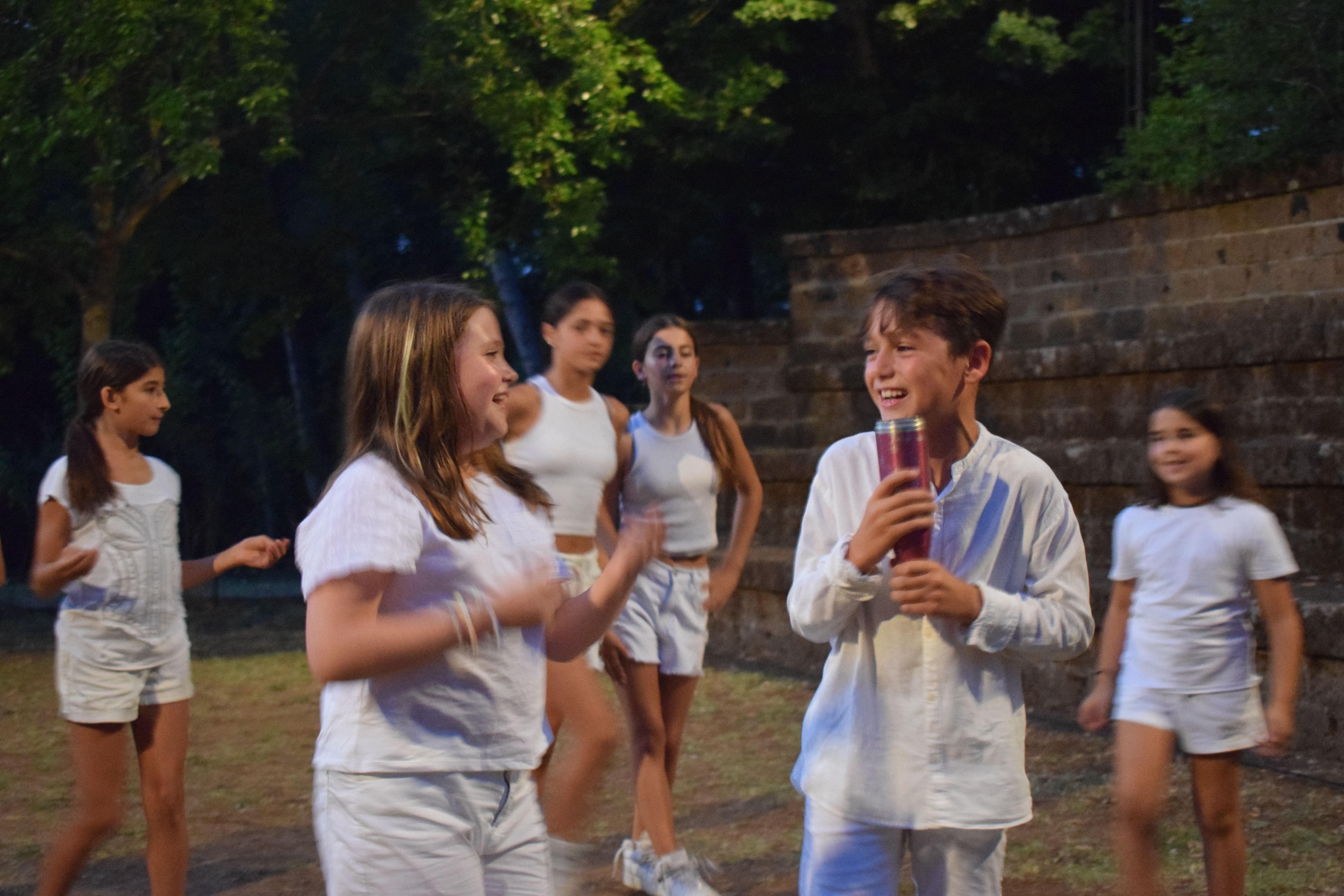 ragazze e ragazzi recitano sorridenti (1)