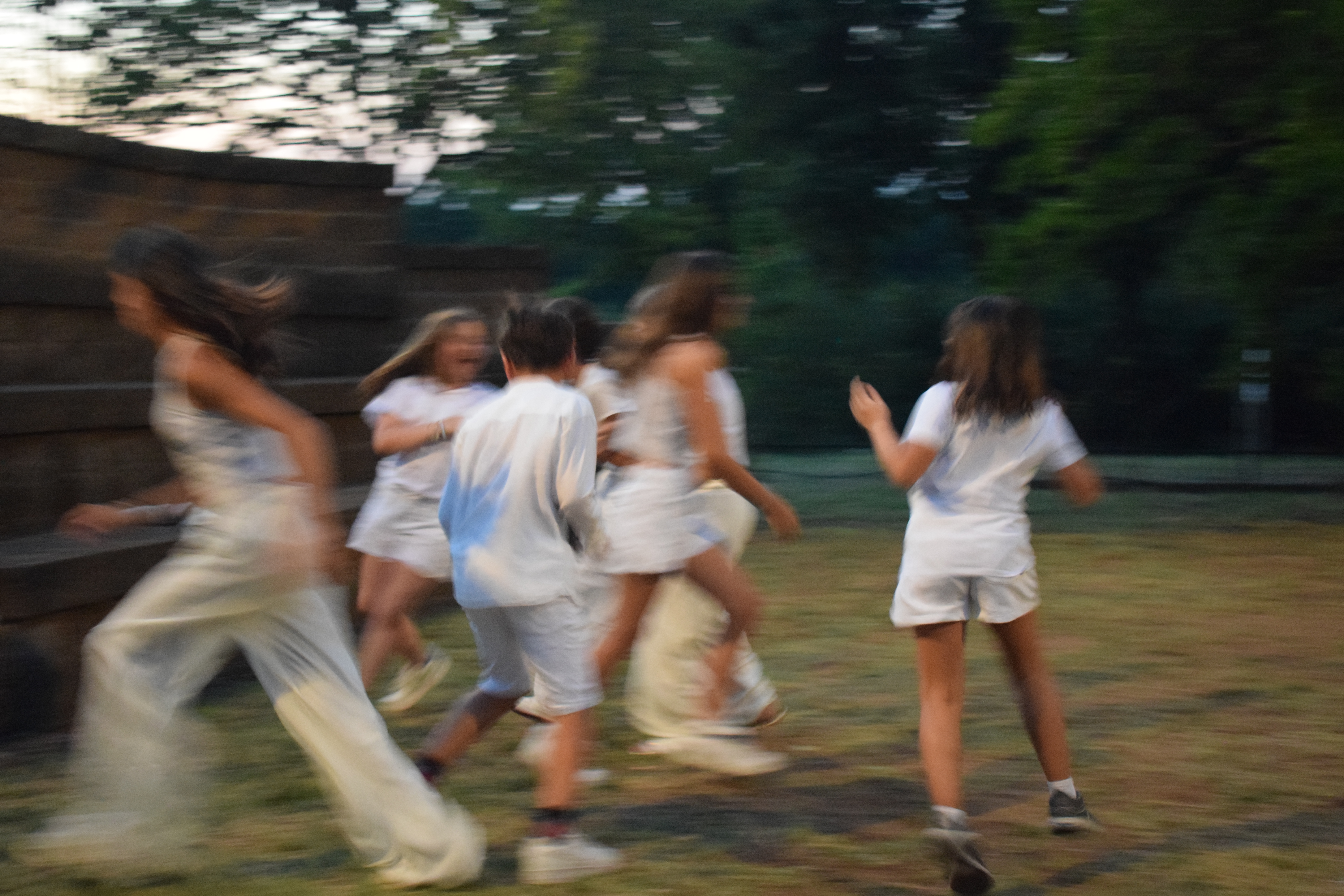 ragazzi che corrono durante uno spettacolo teatrale