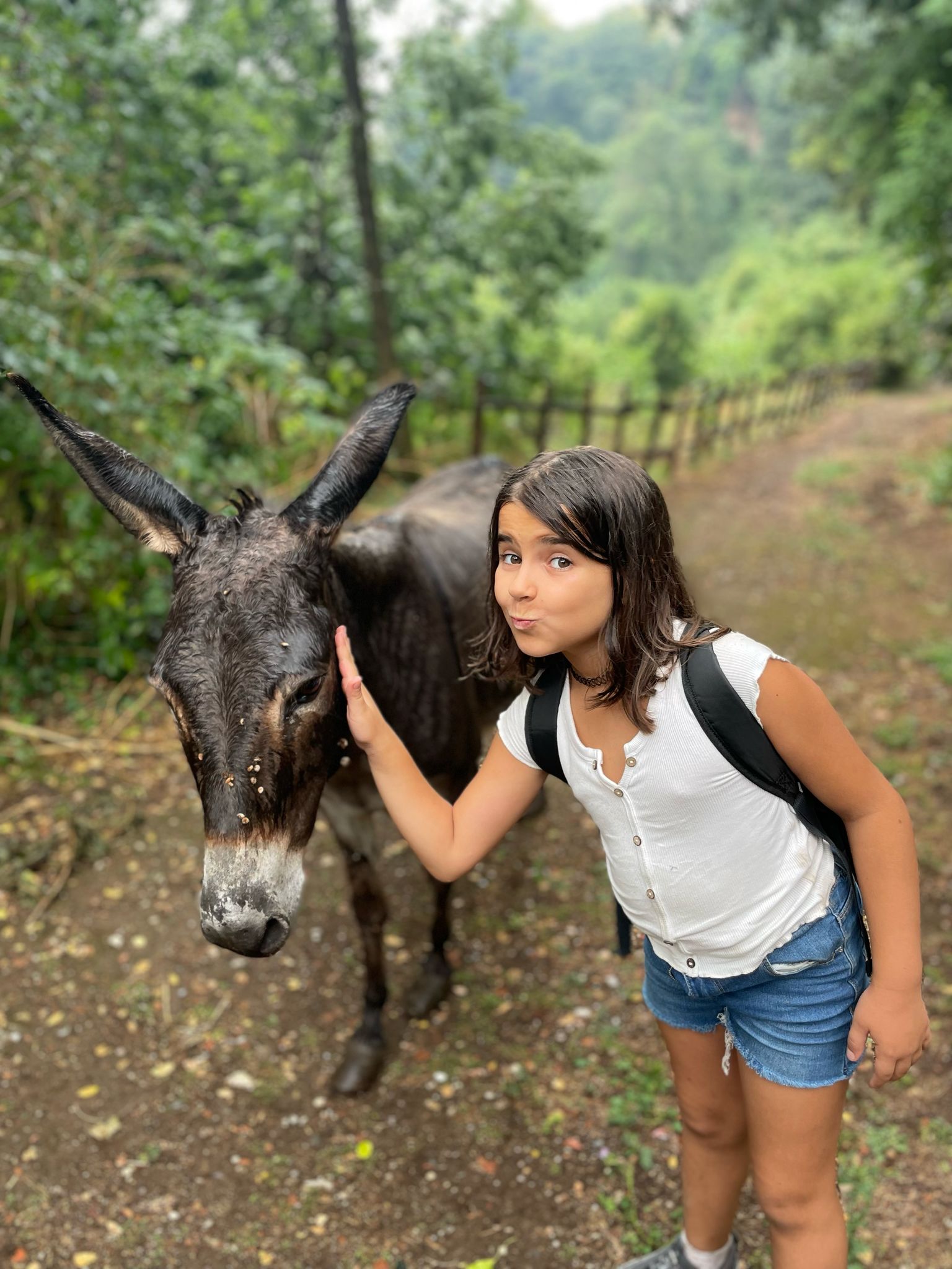 partecipante posa accanto ad un asinello